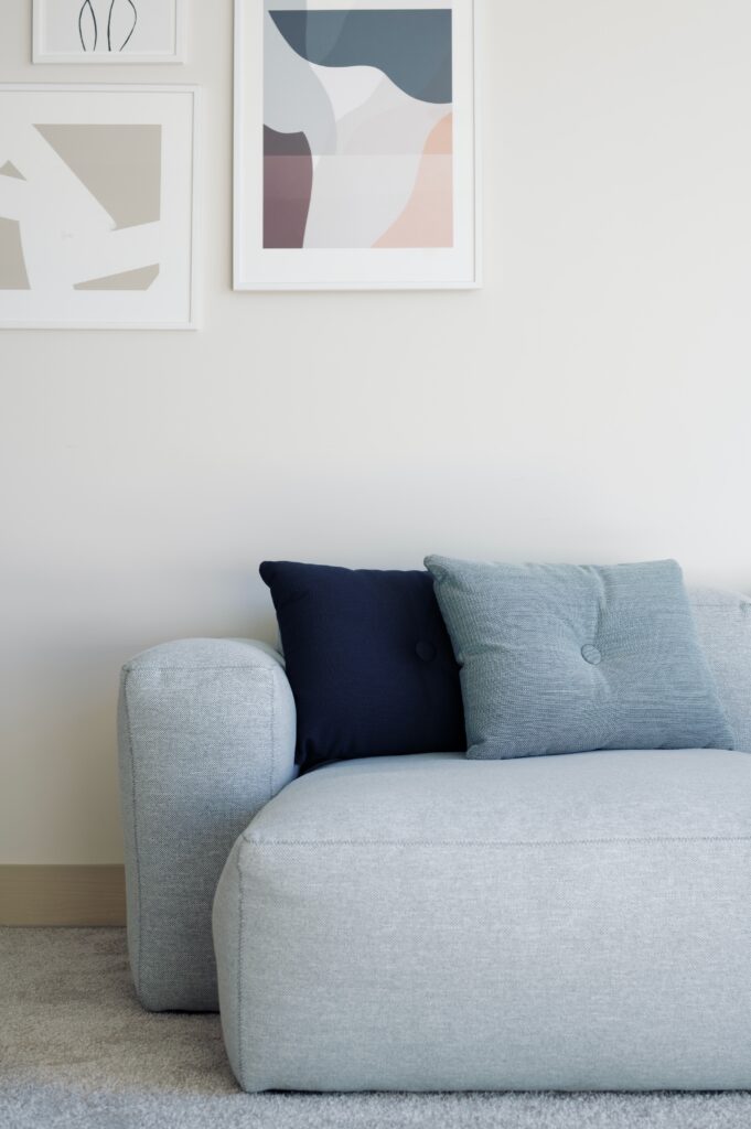簡單、俐落線條的家具和裝飾。